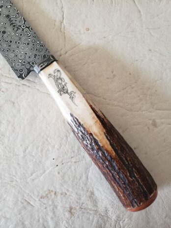 Cuchillo con hoja de damasco y cabo axis con scrimshaw de scroll francés
