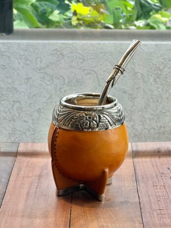 Torpedo cincelado cuero crudo natural con base de alpaca